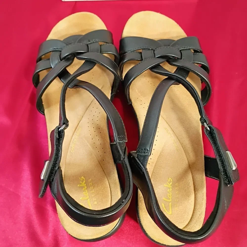 Clarks Women's SZ 10M Tuleah Cross Black Leather Sandal. Condition is Pre-owned. - Picture 4 of 9